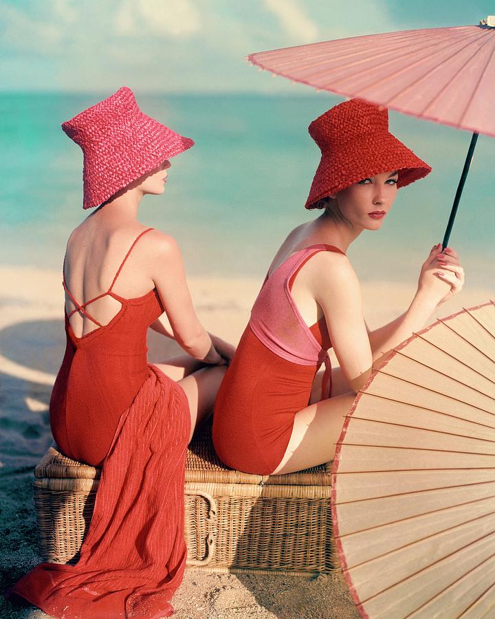 models-at-a-beach-louise-dahl-wolfe